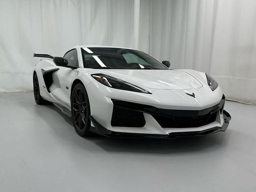 White Pearl Metallic Tricoat 2023 Chevrolet Corvette Z06