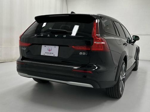 2023 Volvo V60 Cross Country B5 Plus
