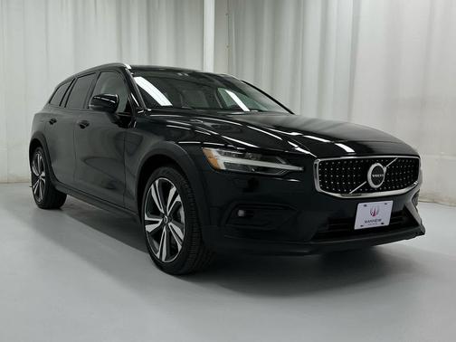 2023 Volvo V60 Cross Country B5 Plus