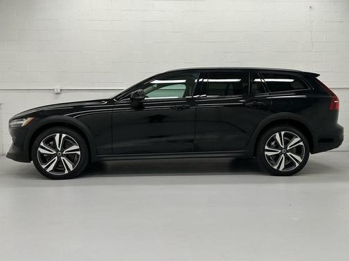 2023 Volvo V60 Cross Country B5 Plus