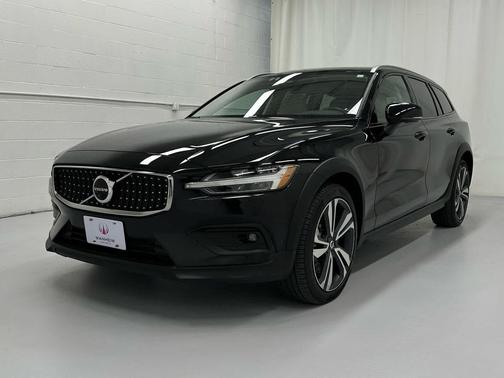 2023 Volvo V60 Cross Country B5 Plus
