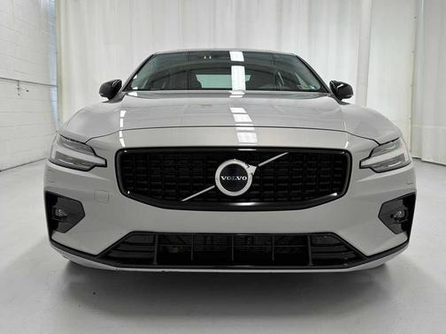 2024 Volvo S60 B5 Core Dark Theme