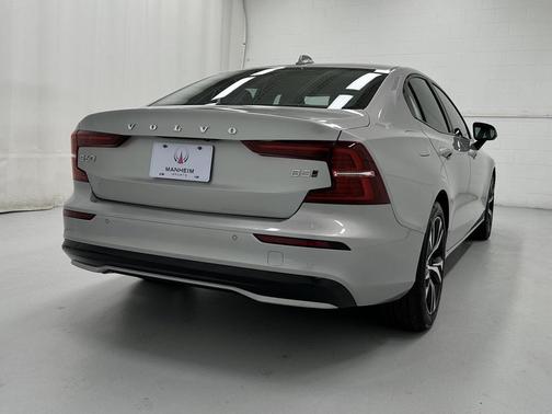 2024 Volvo S60 B5 Core Dark Theme