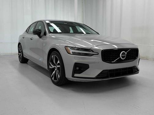 2024 Volvo S60 B5 Core Dark Theme