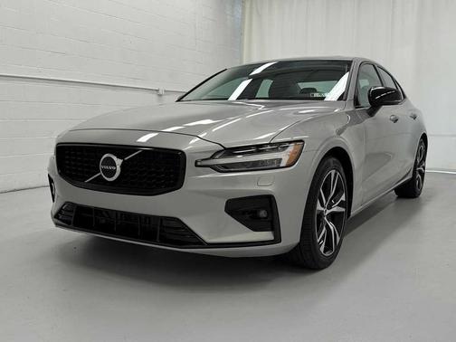 2024 Volvo S60 B5 Core Dark Theme