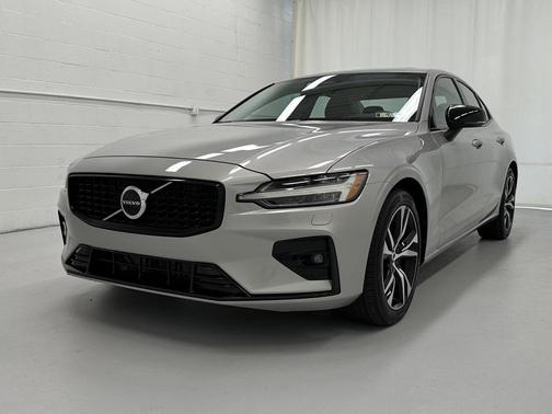 2024 Volvo S60 B5 Core Dark Theme