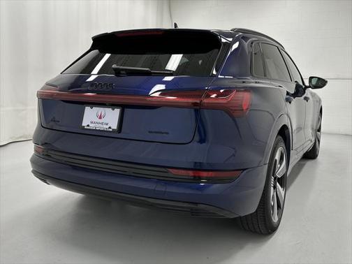 2022 Audi e-tron Premium Plus