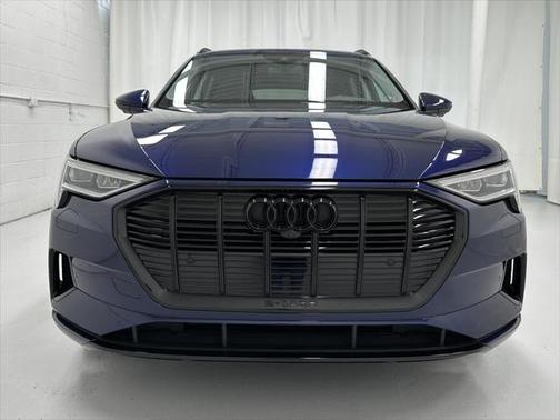 2022 Audi e-tron Premium Plus