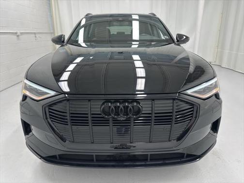 2022 Audi e-tron Premium Plus