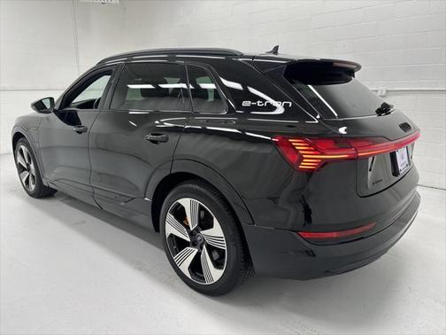 2022 Audi e-tron Premium Plus