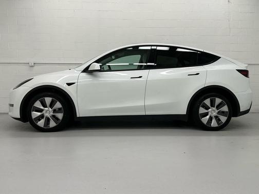 Pearl White Multi-Coat 2023 Tesla Model Y Long Range Dual Motor All-Wheel Drive