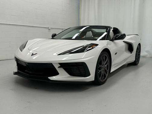 White Pearl Metallic Tricoat 2023 Chevrolet Corvette Stingray w/3LT