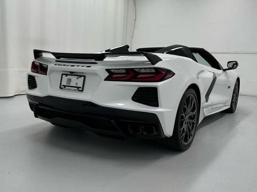 White Pearl Metallic Tricoat 2023 Chevrolet Corvette Stingray w/3LT