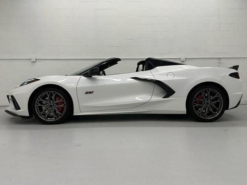 White Pearl Metallic Tricoat 2023 Chevrolet Corvette Stingray w/3LT