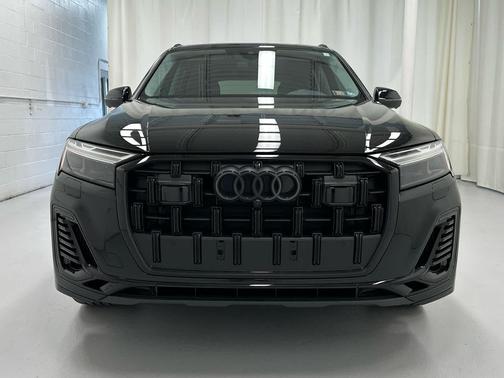 Mythos Black Metallic 2025 Audi Q7 55 Premium Plus
