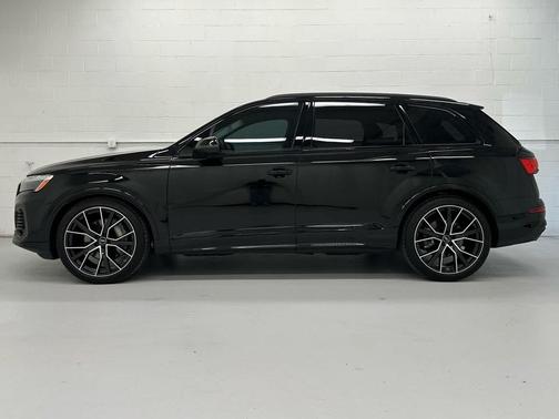 Mythos Black Metallic 2025 Audi Q7 55 Premium Plus