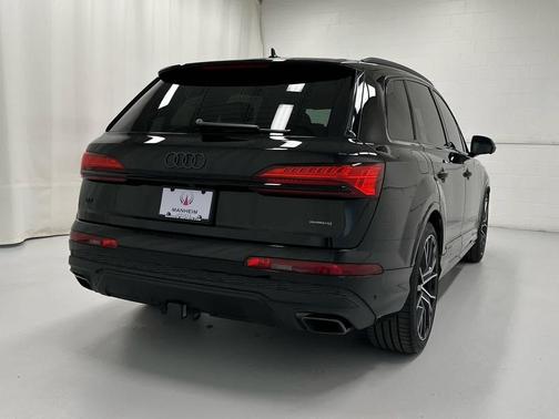 Mythos Black Metallic 2025 Audi Q7 55 Premium Plus