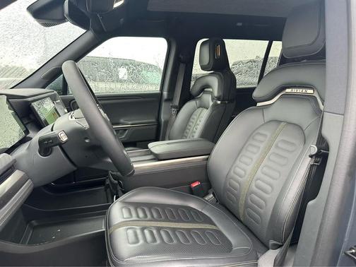 2025 Rivian R1S Adventure