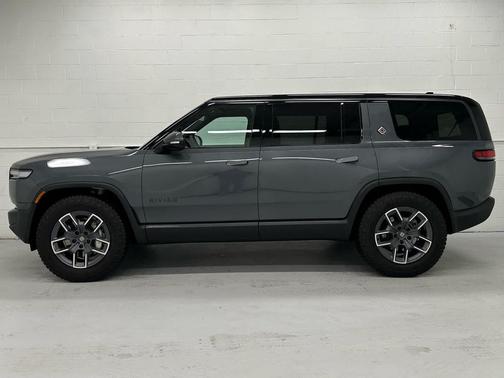 2025 Rivian R1S Adventure