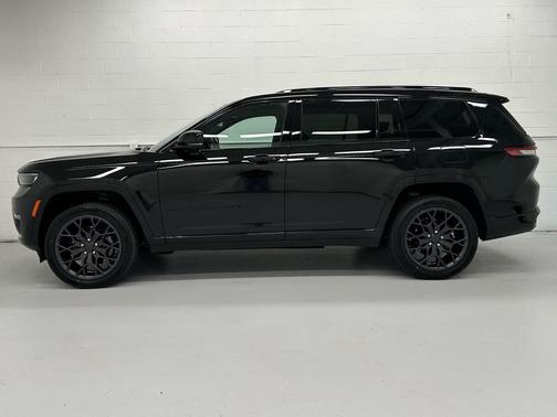 Diamond Black Crystal Pearlcoat 2023 Jeep Grand Cherokee L Summit Reserve