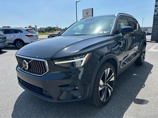 Onyx Black Metallic 2024 Volvo XC40 B5 Plus Bright Theme
