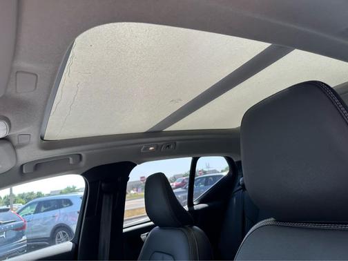 Onyx Black Metallic 2024 Volvo XC40 B5 Plus Bright Theme