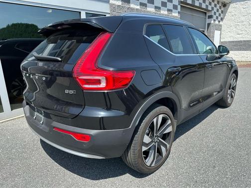 Onyx Black Metallic 2024 Volvo XC40 B5 Plus Bright Theme
