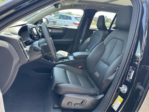 Onyx Black Metallic 2024 Volvo XC40 B5 Plus Bright Theme