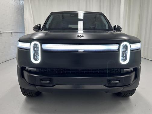 2025 Rivian R1S Adventure