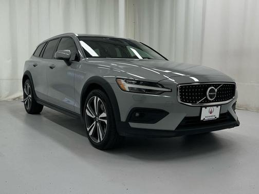 Vapour Grey Metallic 2024 Volvo V60 Cross Country B5 Plus