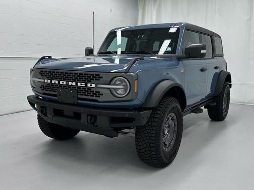Azure Gray Metallic Tri-Coat 2024 Ford Bronco Badlands