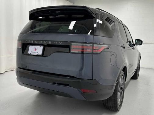Varesine Blue Metallic 2024 Land Rover Discovery P360 Dynamic SE