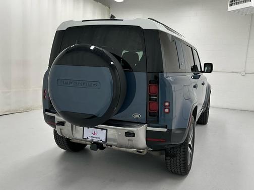 2023 Land Rover Defender SE