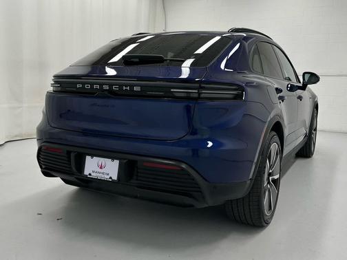 Gentian Blue Metallic 2025 Porsche Macan Macan Electric 4