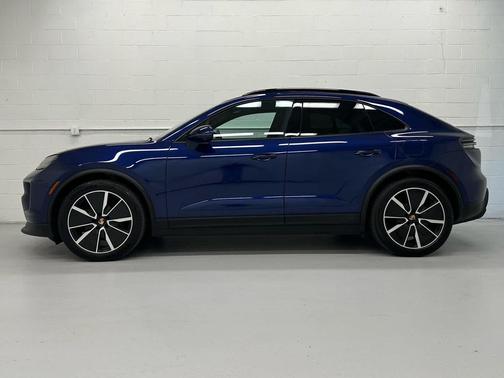 Gentian Blue Metallic 2025 Porsche Macan Macan Electric 4