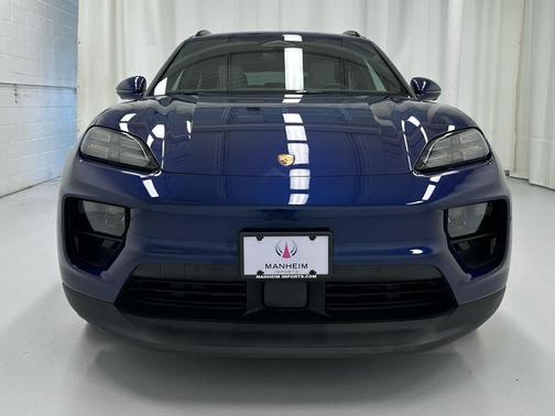 Gentian Blue Metallic 2025 Porsche Macan Macan Electric 4