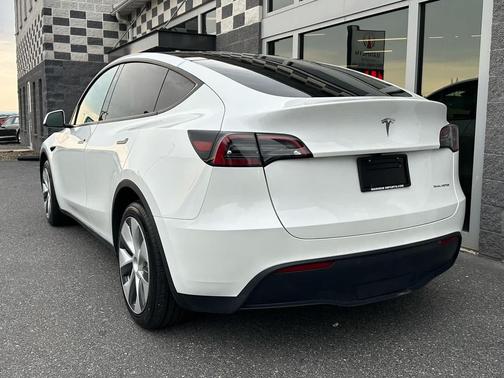 Pearl White Multi-Coat 2024 Tesla Model Y Long Range Dual Motor All-Wheel Drive