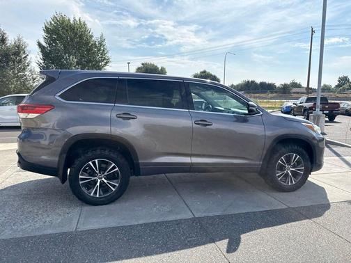 Gray 2018 Toyota Highlander LE Plus