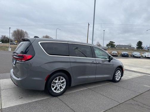2023 Chrysler Pacifica Touring-L