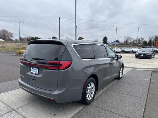 2023 Chrysler Pacifica Touring-L