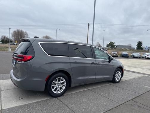 2023 Chrysler Pacifica Touring-L