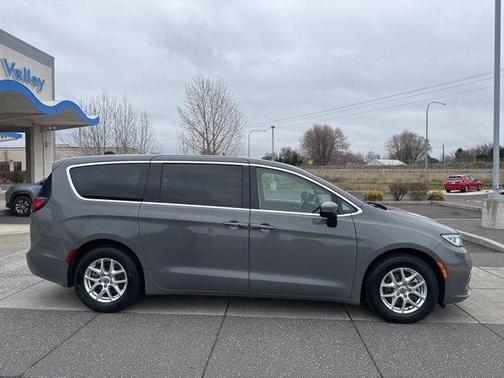 2023 Chrysler Pacifica Touring-L
