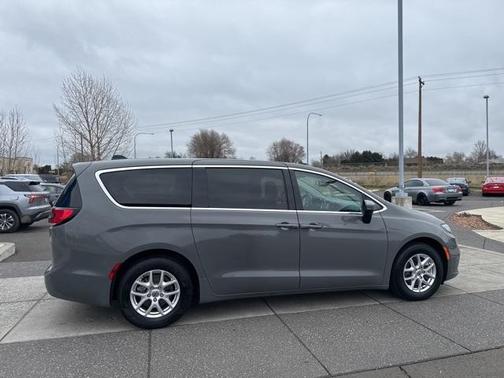 2023 Chrysler Pacifica Touring-L