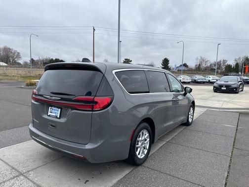 2023 Chrysler Pacifica Touring-L