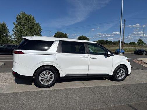 White 2024 Kia Carnival LX