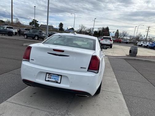 2022 Chrysler 300 Touring L