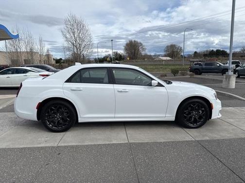 2022 Chrysler 300 Touring L