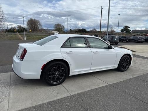 2022 Chrysler 300 Touring L