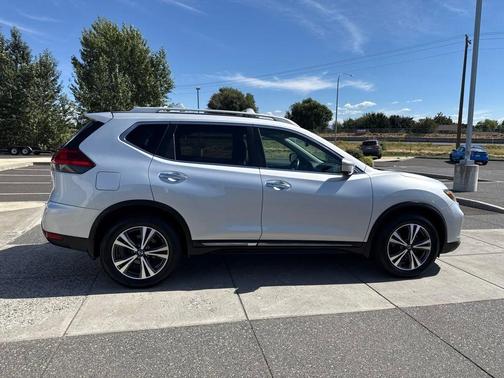 Silver 2017 Nissan Rogue SL
