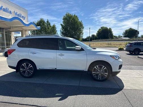 White 2017 Nissan Pathfinder Platinum